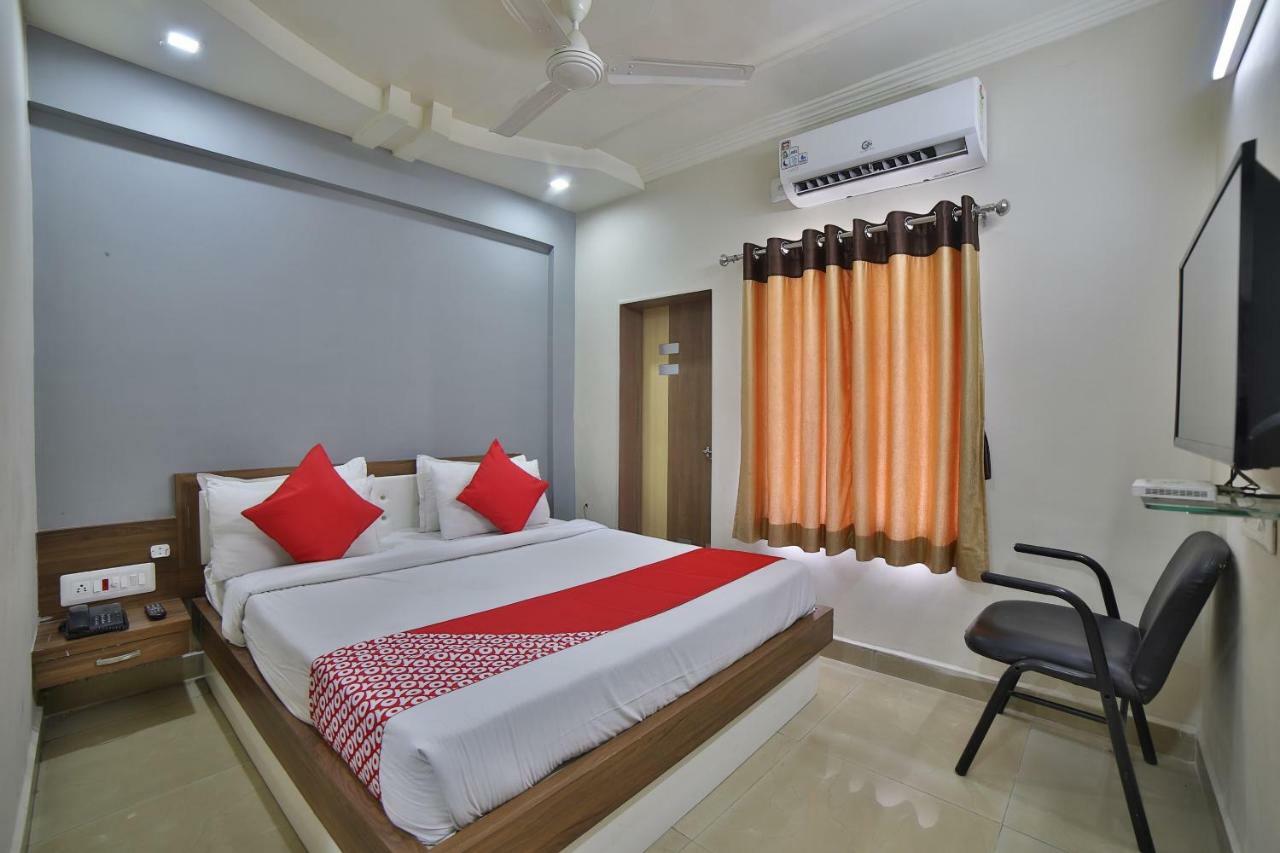 Oyo 41929 Hotel Loyal Residency Jamnagar Room photo
